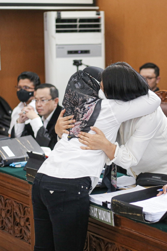 Momen ART Susi Peluk Erat Putri Candrawathi dan Cium Tangan Ferdy Sambo