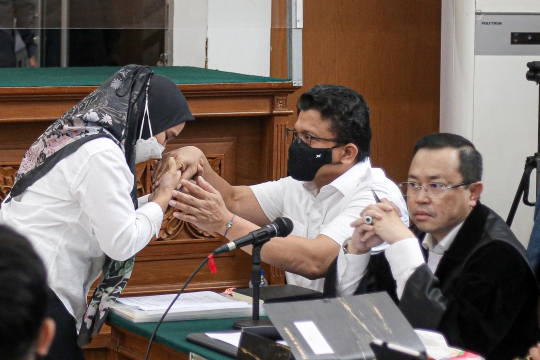 Momen ART Susi Peluk Erat Putri Candrawathi dan Cium Tangan Ferdy Sambo