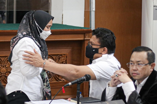 Momen ART Susi Peluk Erat Putri Candrawathi dan Cium Tangan Ferdy Sambo