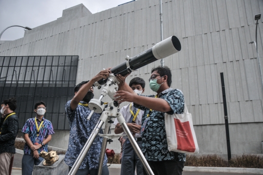 Antusias Warga Saksikan Gerhana Bulan Total di TIM