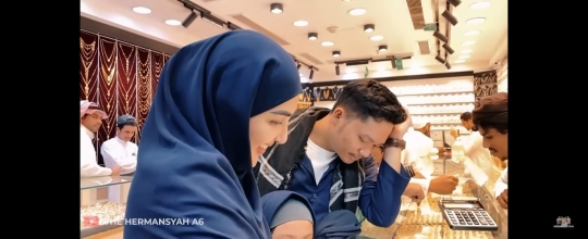 Sweet Banget, Potret Azriel Hermansyah Beli Perhiasan Untuk Sarah Menzel di Madinah