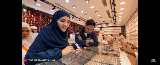 Sweet Banget, Potret Azriel Hermansyah Beli Perhiasan Untuk Sarah Menzel di Madinah