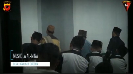 Bikin Salut, Potret Bripka Iffin Setelah Lepas Dinas Jadi Imam Masjid & Guru Ngaji
