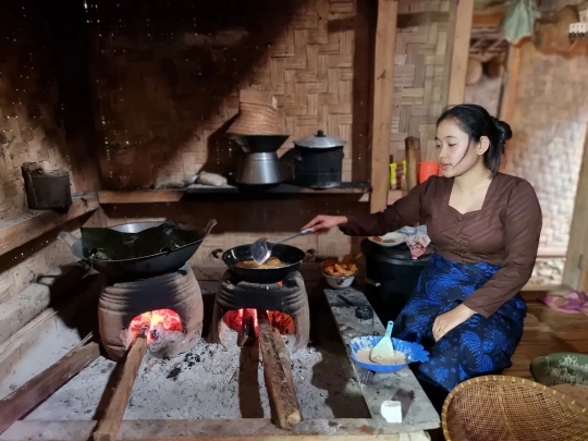 Potret Gadis Baduy Masak di Atas Tungku Kayu Bakar, Menunya jadi Sorotan