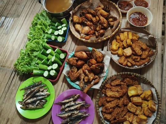 Potret Gadis Baduy Masak di Atas Tungku Kayu Bakar, Menunya jadi Sorotan