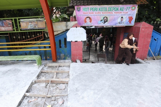 Pembangunan Trotoar Jalan Margonda Depok Halangi Pintu Masuk SDN Pondok Cina 1