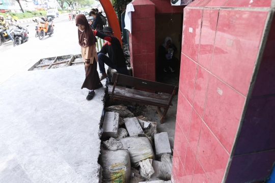 Pembangunan Trotoar Jalan Margonda Depok Halangi Pintu Masuk SDN Pondok Cina 1