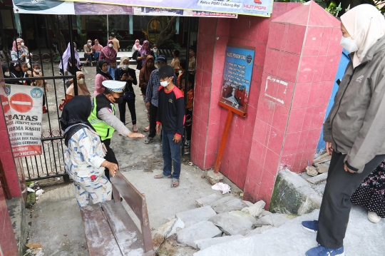 Pembangunan Trotoar Jalan Margonda Depok Halangi Pintu Masuk SDN Pondok Cina 1