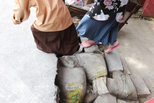 Pembangunan Trotoar Jalan Margonda Depok Halangi Pintu Masuk SDN Pondok Cina 1