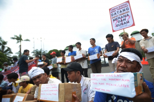 Masyarakat Anti Mafia Tambang Gelar Aksi Mengemis Massal di DPR