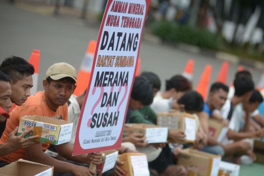 Masyarakat Anti Mafia Tambang Gelar Aksi Mengemis Massal di DPR