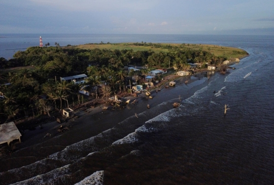 Permukaan Air Laut Naik Sapu Rumah-Rumah Penduduk di Meksiko