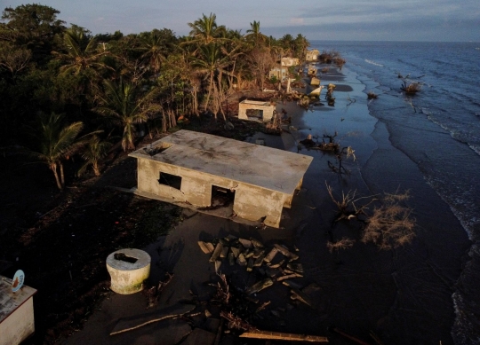 Permukaan Air Laut Naik Sapu Rumah-Rumah Penduduk di Meksiko