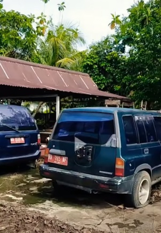 Sayang Sekali, Mobil Dinas Plat Merah Terbengkalai Masih Layak Pakai