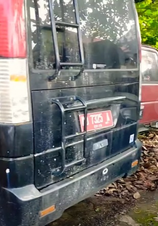 Sayang Sekali, Mobil Dinas Plat Merah Terbengkalai Masih Layak Pakai