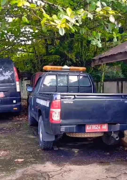 Sayang Sekali, Mobil Dinas Plat Merah Terbengkalai Masih Layak Pakai