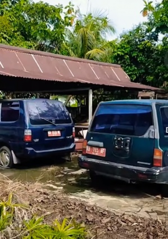 Sayang Sekali, Mobil Dinas Plat Merah Terbengkalai Masih Layak Pakai