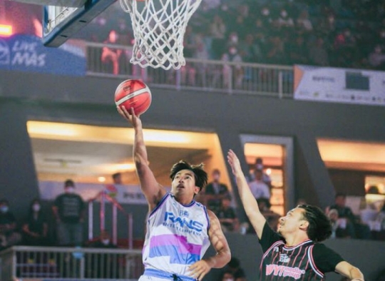 Berbadan Tinggi Besar, Intip Potret Keren Harris Vriza saat Bermain Basket