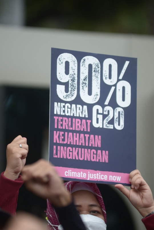 Aktivis Lingkungan Hidup Protes 36 Bank di Indonesia