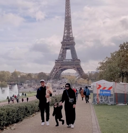 Intip Keseruan Fitri Tropica Bersama Keluarga Liburan di Paris