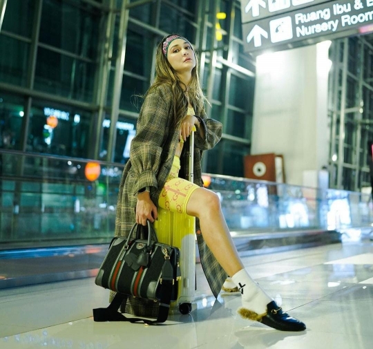 Potret Airport Fashion ala Luna Maya, Kece dan Berkelas Dalam Balutan Gucci