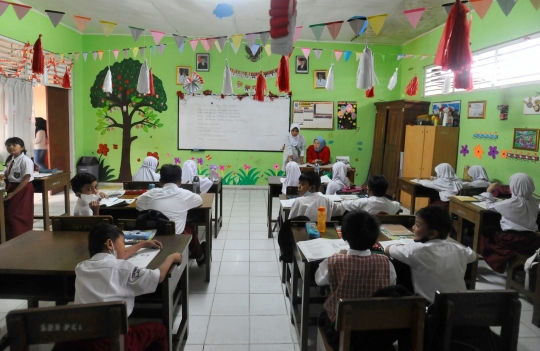 Miris, Murid SDN 01 Pondok Cina Belajar di Kelas Tanpa Guru