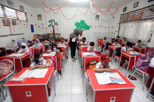 Miris, Murid SDN 01 Pondok Cina Belajar di Kelas Tanpa Guru