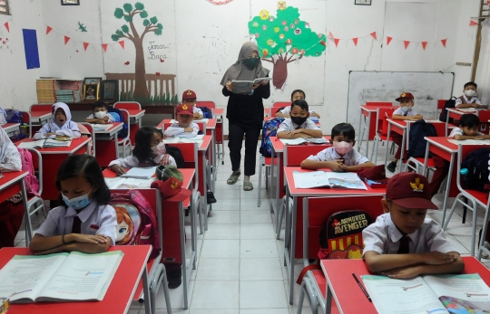 Miris, Murid SDN 01 Pondok Cina Belajar di Kelas Tanpa Guru