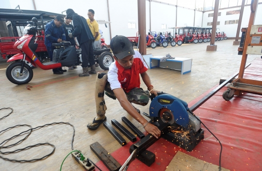 Semangat Penyandang Disabilitas Merakit Sepeda Motor