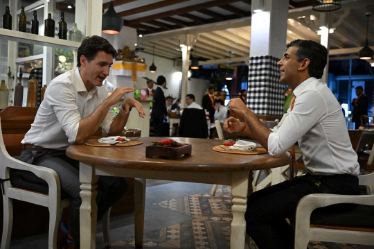 Gaya Santai PM Inggris dan PM Kanada Ngobrol di Kafe Saat G20 Bali