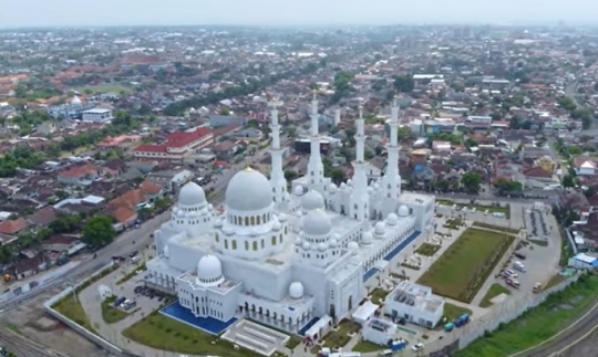 Baru Diresmikan, Ini Potret Megah Masjid Raya Sheikh Zayed Solo
