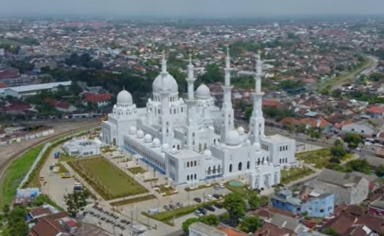 Baru Diresmikan, Ini Potret Megah Masjid Raya Sheikh Zayed Solo