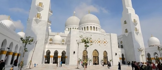 Baru Diresmikan, Ini Potret Megah Masjid Raya Sheikh Zayed Solo