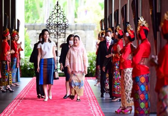 Cantiknya Ibu Negara Korea Selatan yang Curi Perhatian di KTT G20