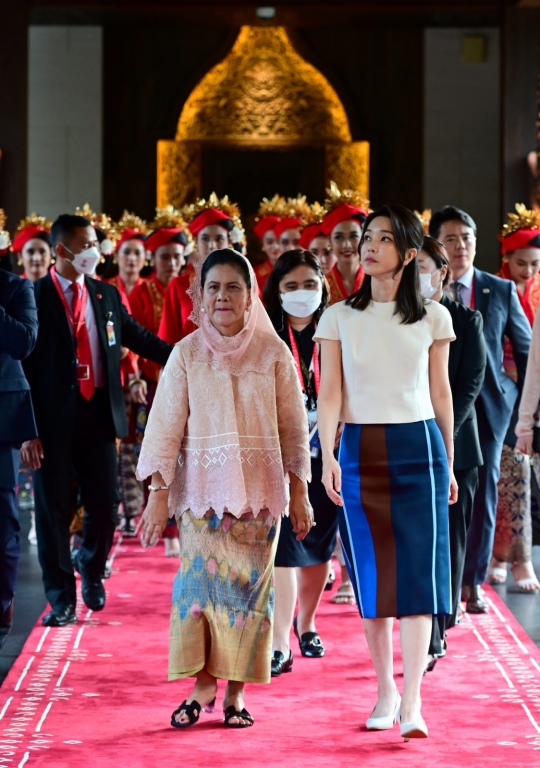 Cantiknya Ibu Negara Korea Selatan yang Curi Perhatian di KTT G20