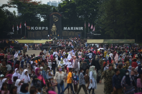 Antusiasme Warga Naik Tank di HUT ke-77 Korps Marinir