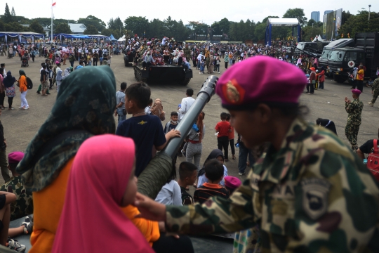 Antusiasme Warga Naik Tank di HUT ke-77 Korps Marinir