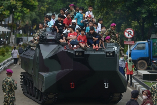 Antusiasme Warga Naik Tank di HUT ke-77 Korps Marinir