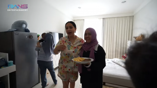 Lala Pengasuh Rafathar Diberi Kejutan Ultah, Momen Suapi Nagita Kue jadi Sorotan