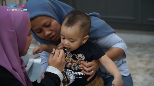 Lala Pengasuh Rafathar Diberi Kejutan Ultah, Momen Suapi Nagita Kue jadi Sorotan