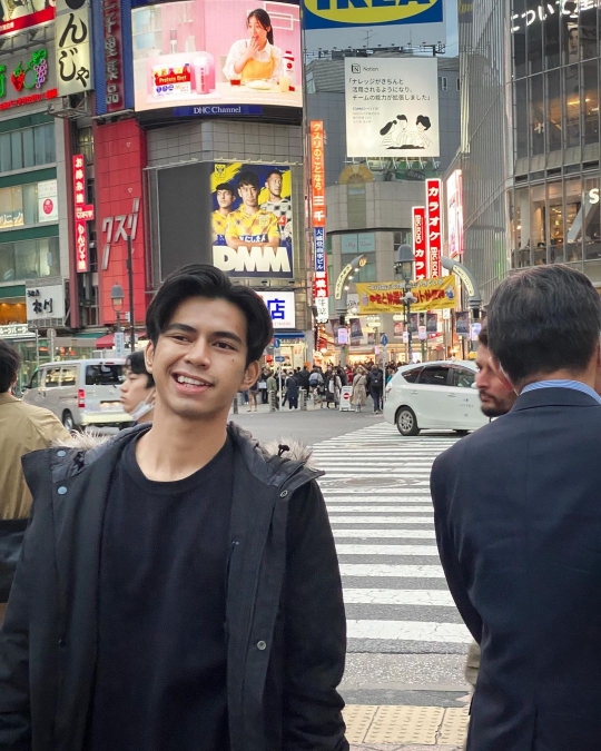 Momen Keseruan Dimas Ahmad Jalan-jalan di Jepang, Penampilannya Curi Perhatian