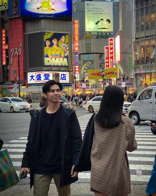 Momen Keseruan Dimas Ahmad Jalan-jalan di Jepang, Penampilannya Curi Perhatian