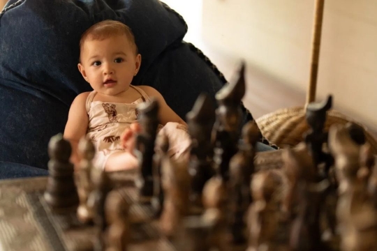 Momen Lucu Baby Djiwa Diajak 'Main' Catur oleh Sang Ayah, Ekspresinya Bikin Gemas