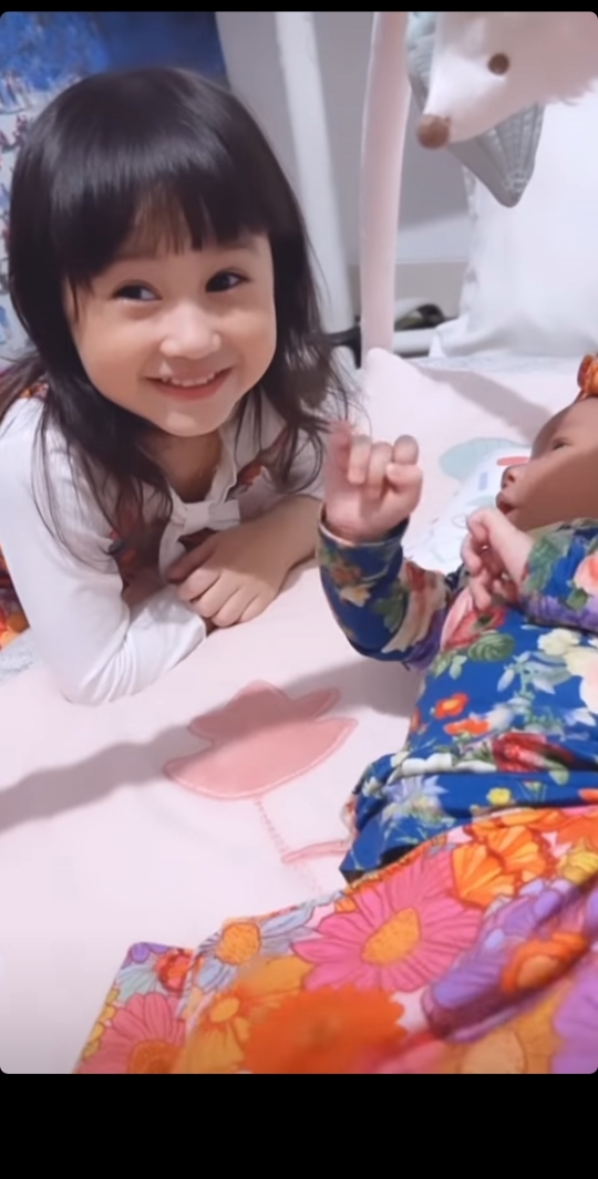 Potret Kebersamaan Khalisa Anak Kartika Putri dan Sang Adik Khadeejah, Cute Banget!