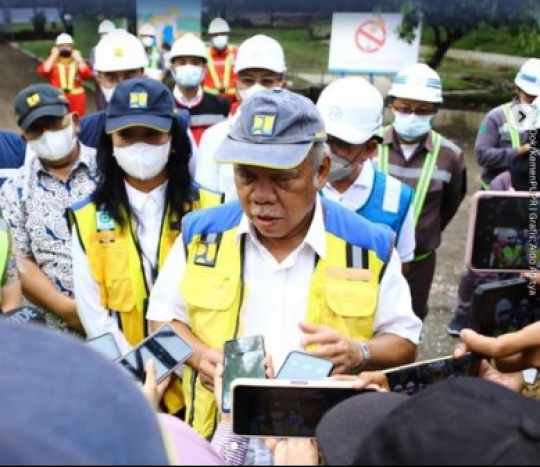 Cerita di Balik Topi Legendaris Menteri Basuki, Warnanya Hitam Memudar