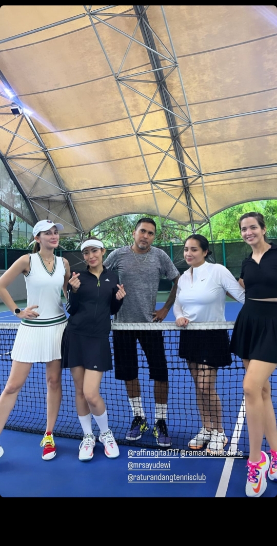 Momen Keseruan Luna Maya Latihan Tenis Bareng Rekan Artis, Ada Nagita Hingga Ayu Dewi