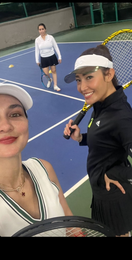 Momen Keseruan Luna Maya Latihan Tenis Bareng Rekan Artis, Ada Nagita Hingga Ayu Dewi