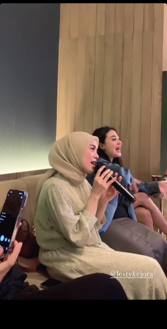 Potret Keseruan Arisan Lesti & Mama-mama Muda, Girang Pas Namanya Keluar