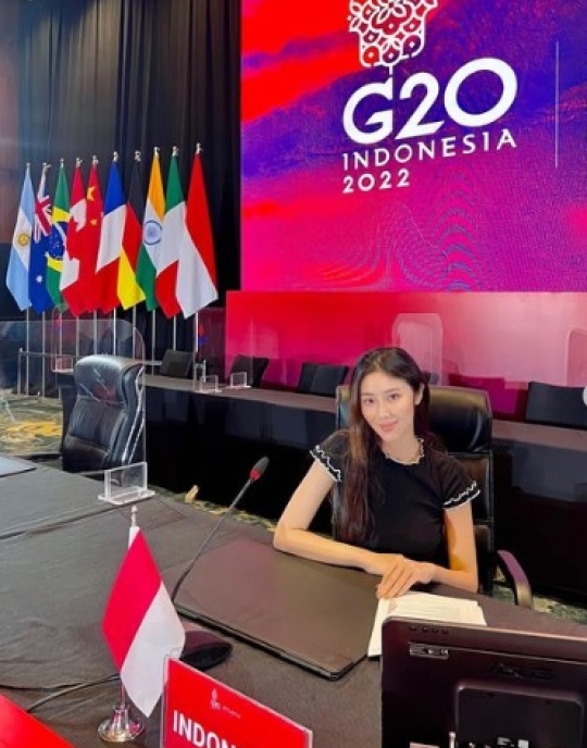 7 Potret Putu Ayu Saraswati, Pemandu Wisata KTT G20  Pesonanya Curi Perhatian