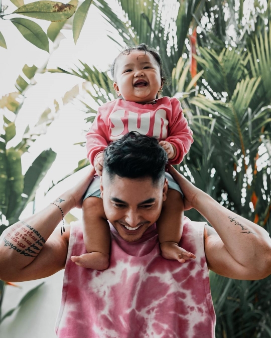 Cute! Momen Kebersamaan Baby Xarena dengan Sang Ayah, Kompak Pakai Baju Pink